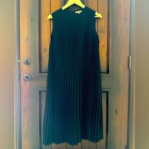 Black sleeveless pleated dress size M